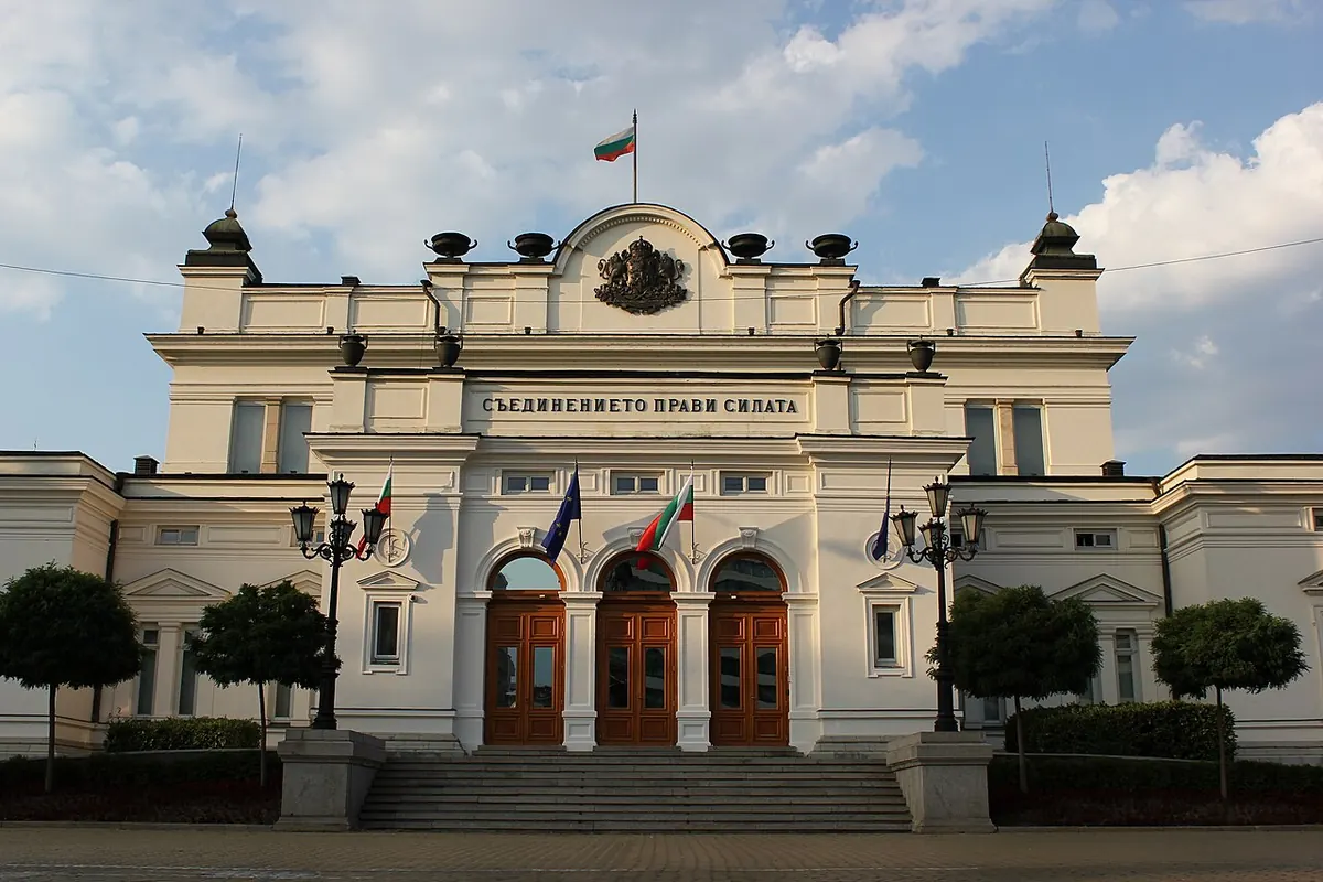 Сградата на Народното събрание и площад „Народно събрание“ в София