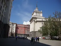 Ларгото в София със сградата, в която заседава Народното събрание