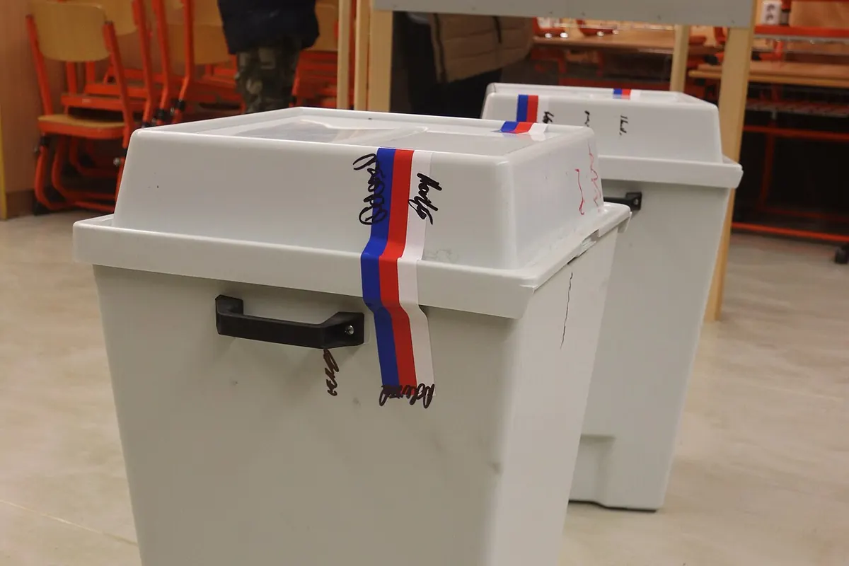 Запечатани избирателни урни в изборна секция