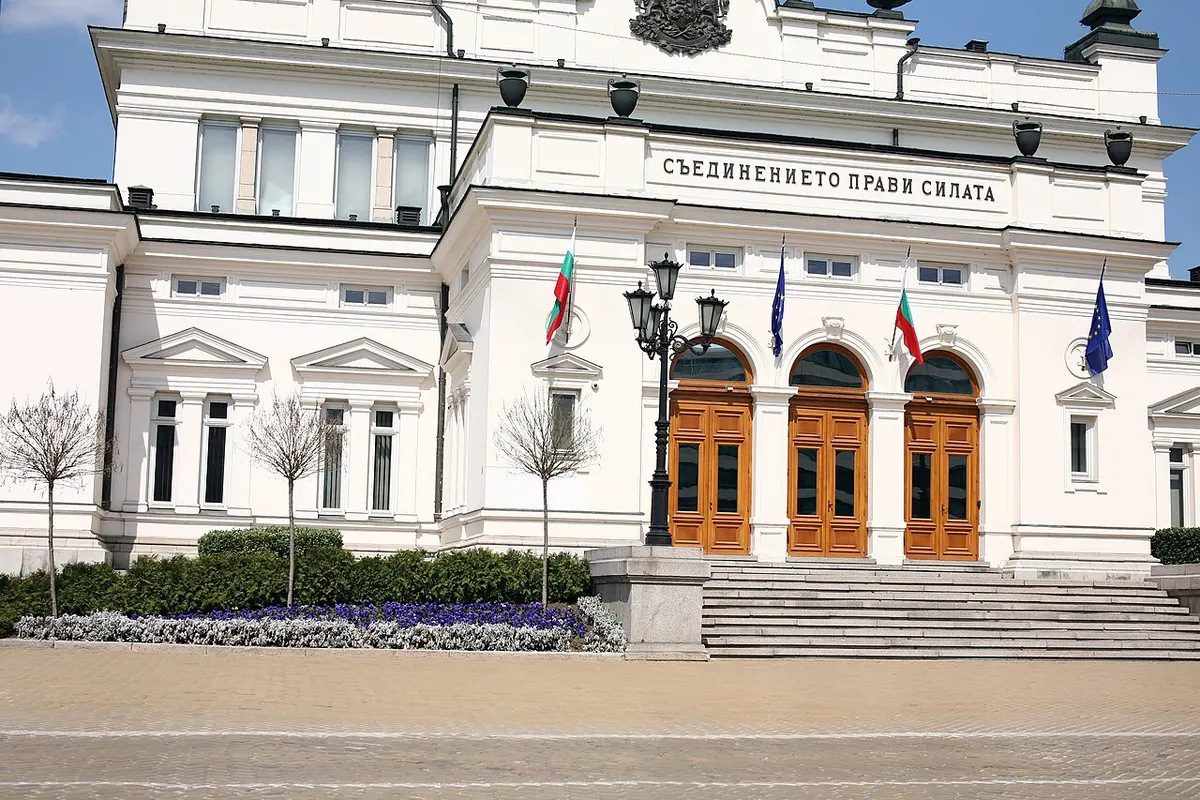 Главният вход на Народното събрание с надписа „Съединението прави силата“